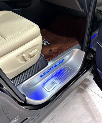 オートカーのLEDライト プレスホルストリップ ペダルと2024トヨタ ドアシールストリップ 100% テスト